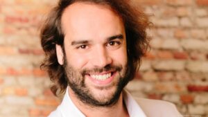 Chris Fernandez Headshot